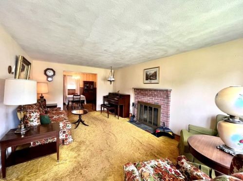 74 Falcon Ave, Warwick, RI 02888-4115