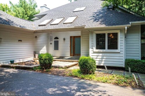 323 Canterwood Ln, Great Falls, VA 22066-1126