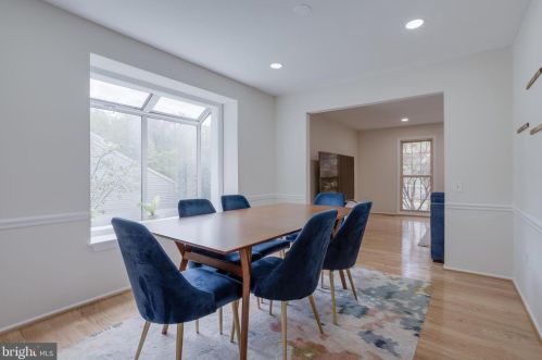 5707 Oak Leather Dr, Springfield VA  22015-2315 exterior