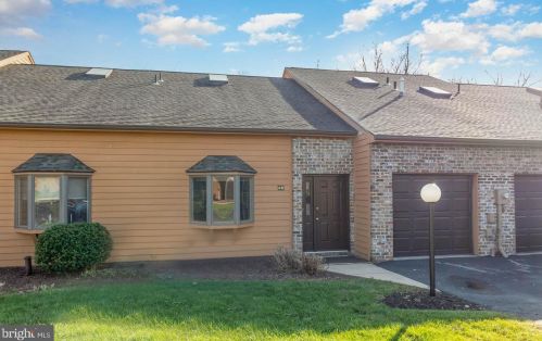 68 Westview Mnr, York, PA 17408-4702
