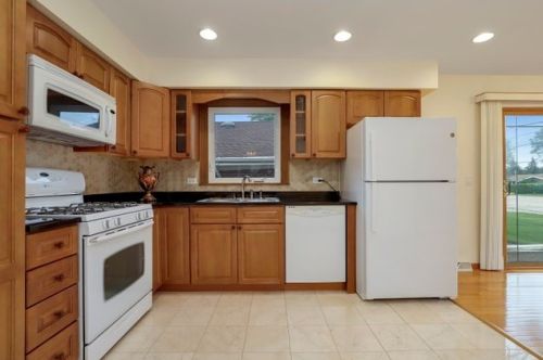 8600 Stolting Rd, Niles IL  60714-1817 exterior