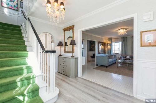 111 Crest Rd, Ridgewood, NJ 07450-2401