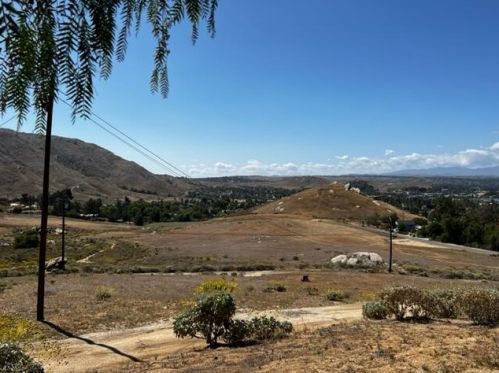 2270 Mt Vernon Ave, Riverside CA  92507-4624 exterior