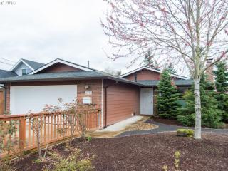 6935 Cora St, Portland, OR 97206-3561