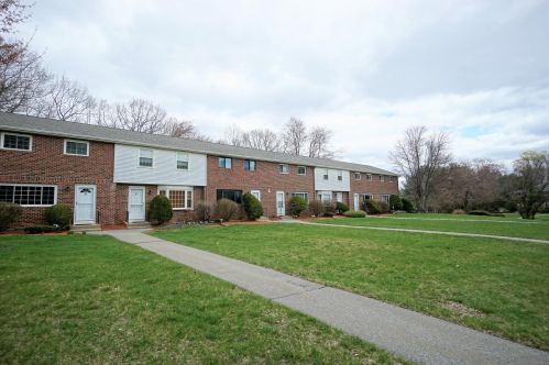 89 Oakridge Dr, Londonderry, NH 03053-3933