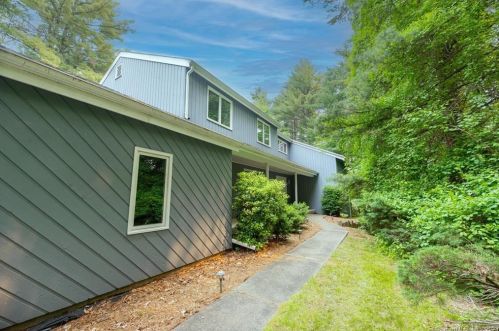 127 Quarry Rd, Glastonbury, CT 06033-3828