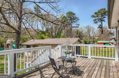 530 Elmwood Rd, Atlanta GA  30318-8105 exterior