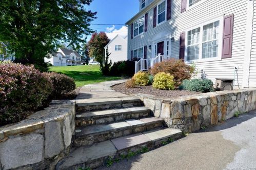 3 Commodore Hull Dr, Derby, CT 06418-2254