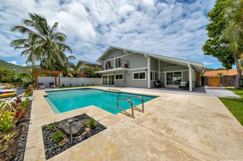 6847 Niumalu Loop, Honolulu HI  96825-1642 exterior