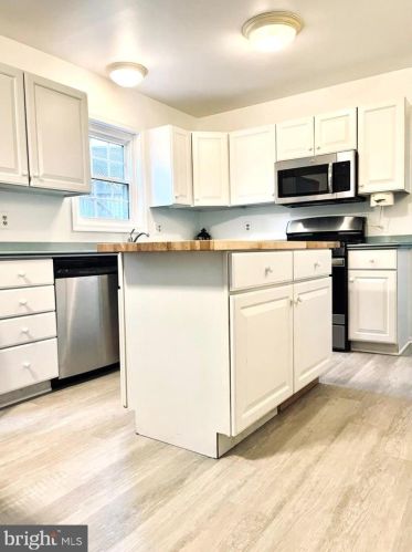 5076 Queens Wood Dr, Springfield VA  22015-1530 exterior