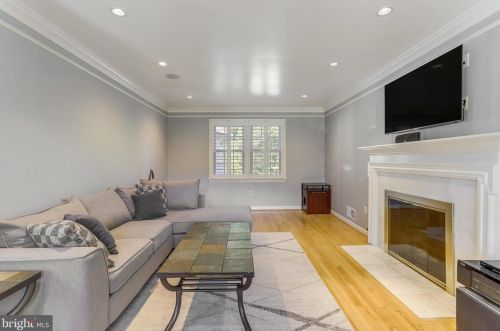 6808 Houndmaster Rd, Springfield VA  22152-2715 exterior