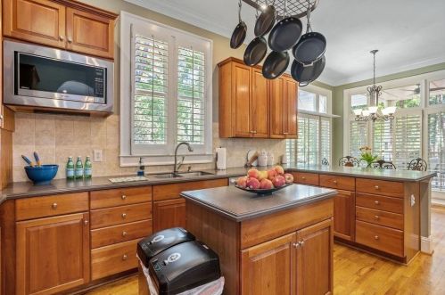 2507 Brookline Cir, Atlanta GA  30319-3690 exterior