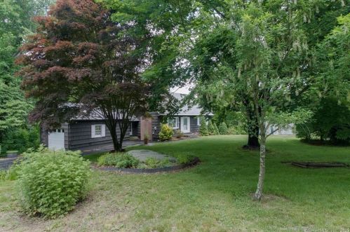 39 Iron St, Gales Ferry, CT 06339-1518