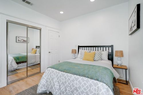 1350 Carlton Dr, Glendale CA  91205-1421 exterior