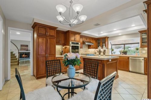 2520 Flintridge Dr, Glendale CA  91206-1033 exterior