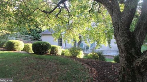 142 Bentley Ln, Lancaster PA  17603-6204 exterior