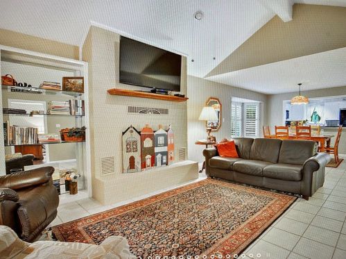 409 6th St, Georgetown, TX 78626-5726
