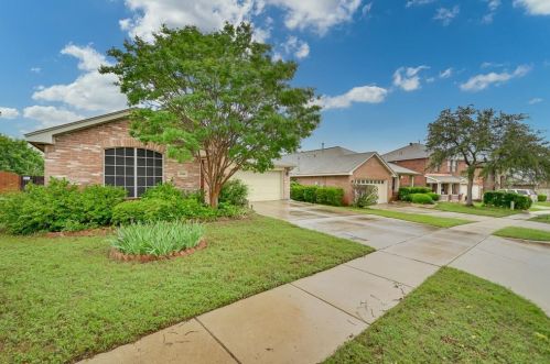 9848 Rimstone Dr, Fort Worth, TX 76108-4814