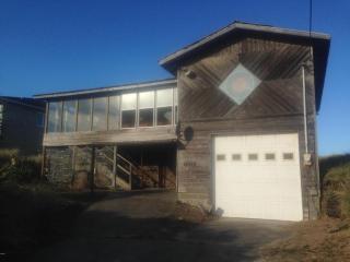 1006 Oceania Dr, Waldport, OR 97394-9434