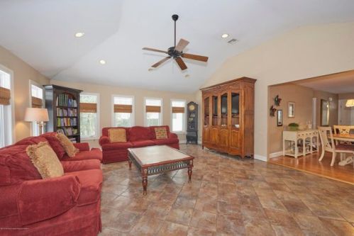 3 Lone Oak Rd, Middletown, NJ 07748-2212