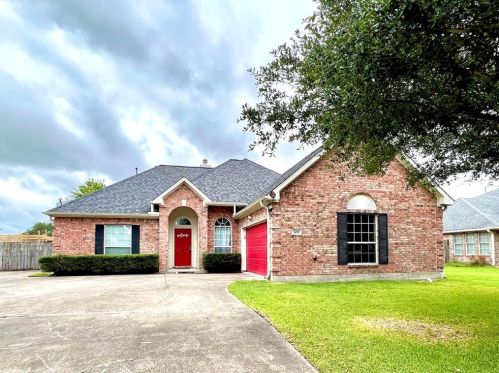 909 Belle Dr, Angleton, TX 77515-3398