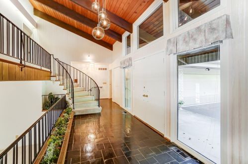 6002 Gaines Rd, Cincinnati, OH 45247-5820