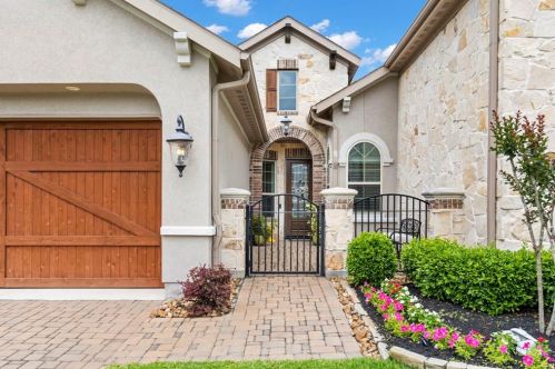 90 Oak Estates Dr, Conroe, TX 77384-2111