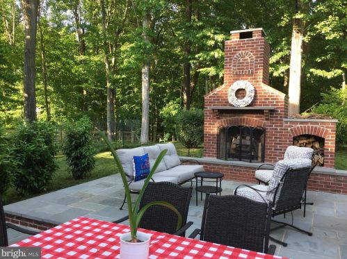 7724 Carrleigh Pkwy, Springfield VA  22152-1307 exterior