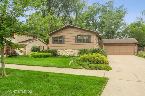 136 Berkshire Dr, Wheeling, IL 60090-3955