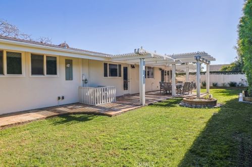 11631 Davenport Rd, Los Alamitos CA  90720-3833 exterior