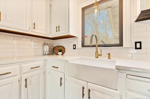 35 Nancy Dr, Wapping CT  06074-4244 exterior