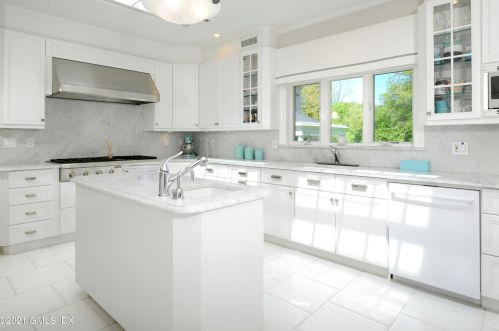 41 Baldwin Farms, Greenwich CT  06831-3306 exterior