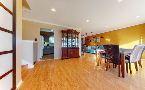 1436 Danbury Ln, Des Plaines, IL 60018-1201