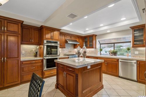 2520 Flintridge Dr, Glendale CA  91206-1033 exterior