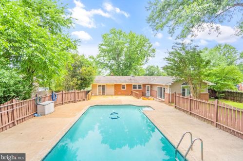 7719 Huron Dr, Gainesville, VA 20155-1714