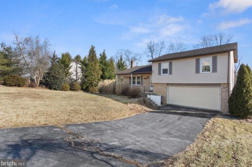 205 Berry Dr, Harrisburg, PA 17112-9389