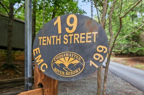 19 10th St, Ellijay, GA 30540-5341