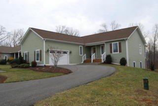 1075 Joffrey Dr, Huddleston, VA 24104-3605