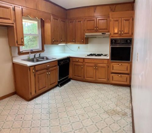 1039 Pine St, Conyers GA  30012-4578 exterior