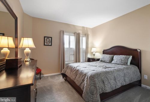 85 Sparrow Dr, Trenton NJ 08690-2463 exterior