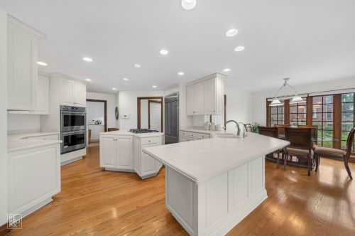 6972 Fieldstone Dr, Willowbrook IL  60527-6969 exterior