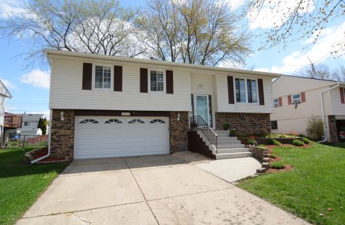 717 Sunnydale Blvd, Streamwood, IL 60107-2041