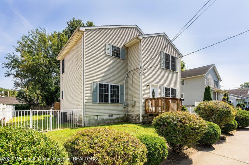 20 Shoreland Ter, Middletown, NJ 07748-6201