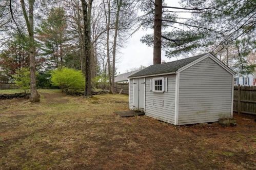 4 Danbury Rd, Nashua, NH 03064-1527