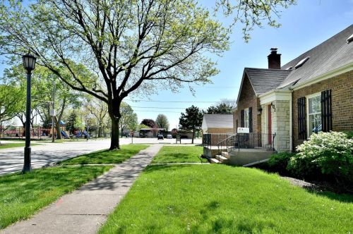 601 10th Ave, Burr Ridge, IL 60525