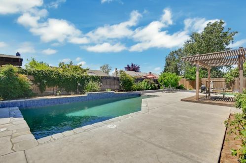 8954 Adobe Valley Ct, Elk Grove, CA 95624-2770