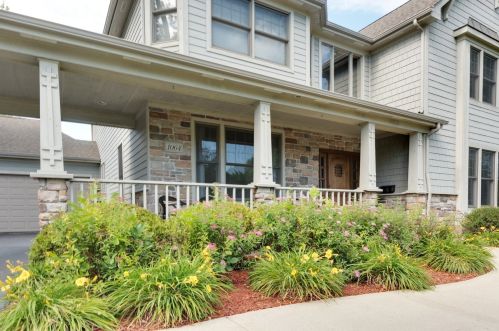 1064 Linden Ave, Bannockburn, IL 60015-2130