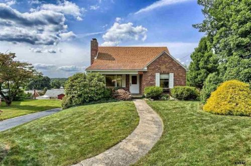389 Woodland View Dr, York, PA 17406-3246
