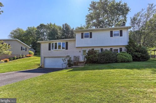 382 Allegheny Dr, York, PA 17402-5001