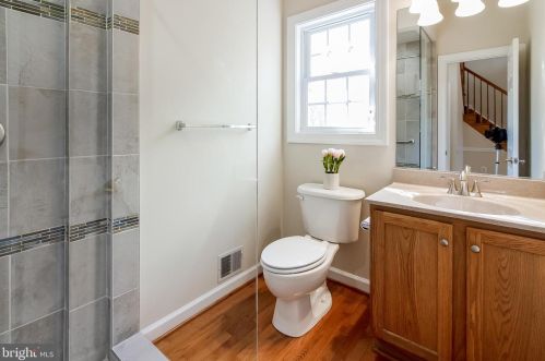 7337 Hooes Rd, Springfield VA  22152-3704 exterior